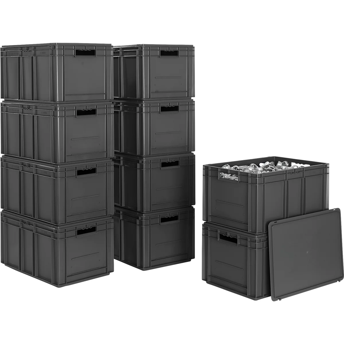 Boîtes en plastique grises empilées, certaines avec couvercles, une avec contenu.