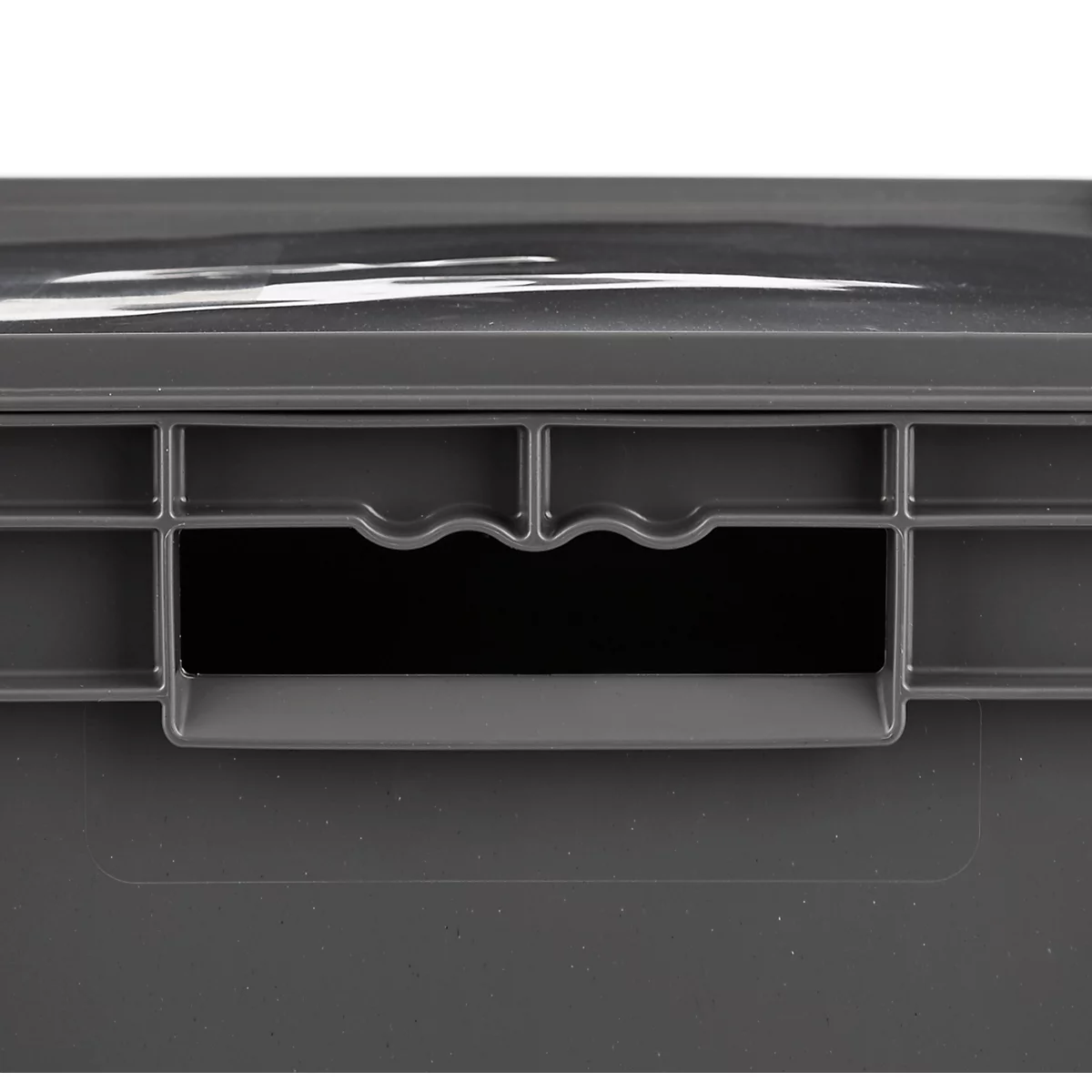 Récipient en plastique gris avec poignée. Un couvercle transparent sur le dessus. Gros plan.