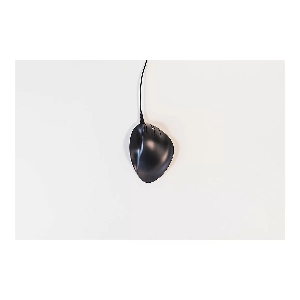 Schwarze, ergonomisch geformte Computermaus mit Kabel auf weißem Hintergrund.