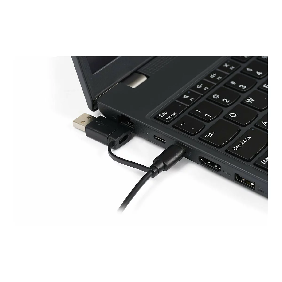 Ein schwarzer USB-Adapter ist an der Seite eines Laptops eingesteckt, verbunden mit einem weiteren USB-Kabel.