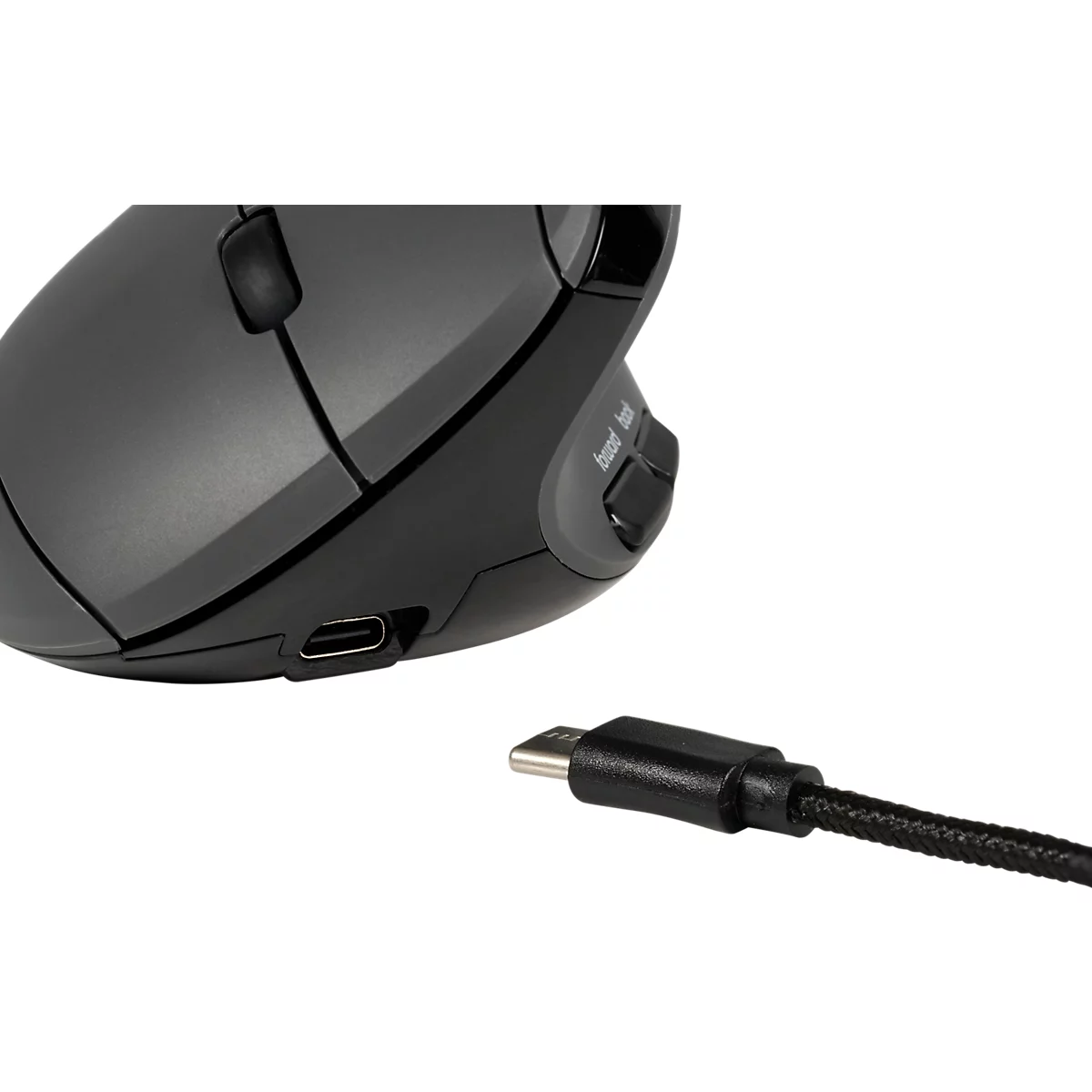 Detailaufnahme einer schwarzen, ergonomischen Maus mit angeschlossenem USB-C-Kabel, vor weißem Hintergrund.