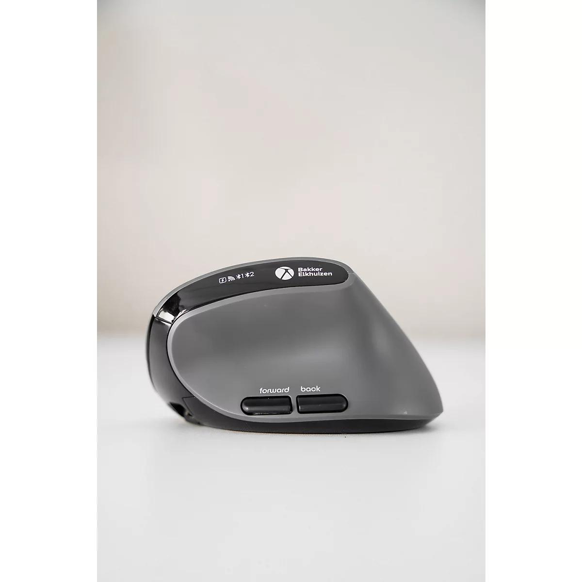 Graue ergonomische Maus von Bakker Elkhuizen mit zwei Tasten, 'forward' und 'back'.