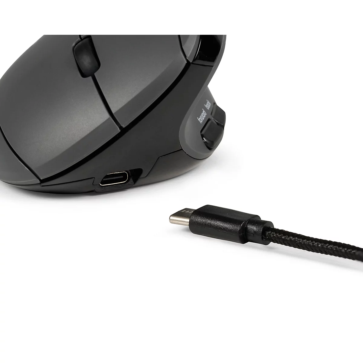 Detailaufnahme einer ergonomischen Maus mit USB-C-Anschluss und Kabel. Maus ist schwarz, Kabel mit Stoff ummantelt.