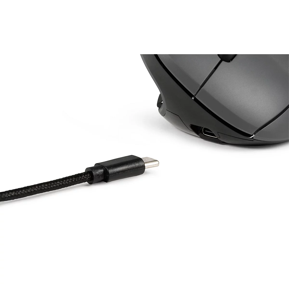 Nahaufnahme einer schwarzen ergonomischen Maus mit einem USB-C-Kabel, das daran angeschlossen ist.