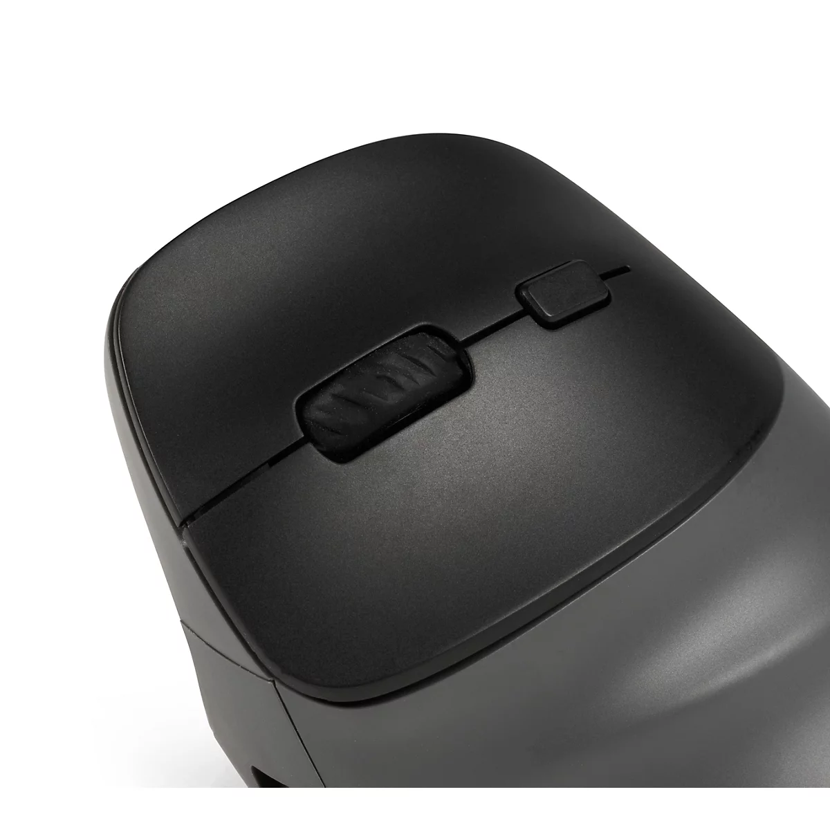 Nahaufnahme der Tasten und des Scrollrads einer grauen, ergonomischen Computermaus vor weissem Hintergrund.