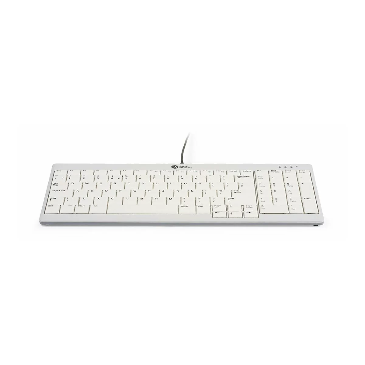Weiße flache Computertastatur mit Kabel vor weißem Hintergrund.