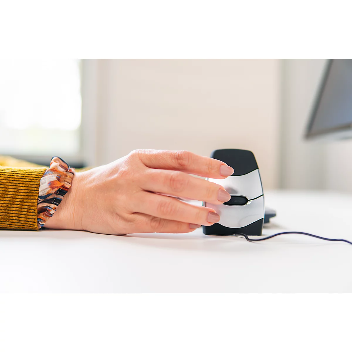 BakkerElkhuizen DXT 2 Precision Mouse, kabelgebunden, vier DPI Stufen (500, 1000, 1500, 2000), Laser-Sensor, Plug & Play, ergonomisch, für Rechts- und Linkshänder, B 45 x H 81 x T 56 mm, grau/silber