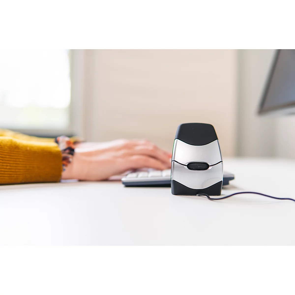 BakkerElkhuizen DXT 2 Precision Mouse, kabelgebunden, vier DPI Stufen (500, 1000, 1500, 2000), Laser-Sensor, Plug & Play, ergonomisch, für Rechts- und Linkshänder, B 45 x H 81 x T 56 mm, grau/silber