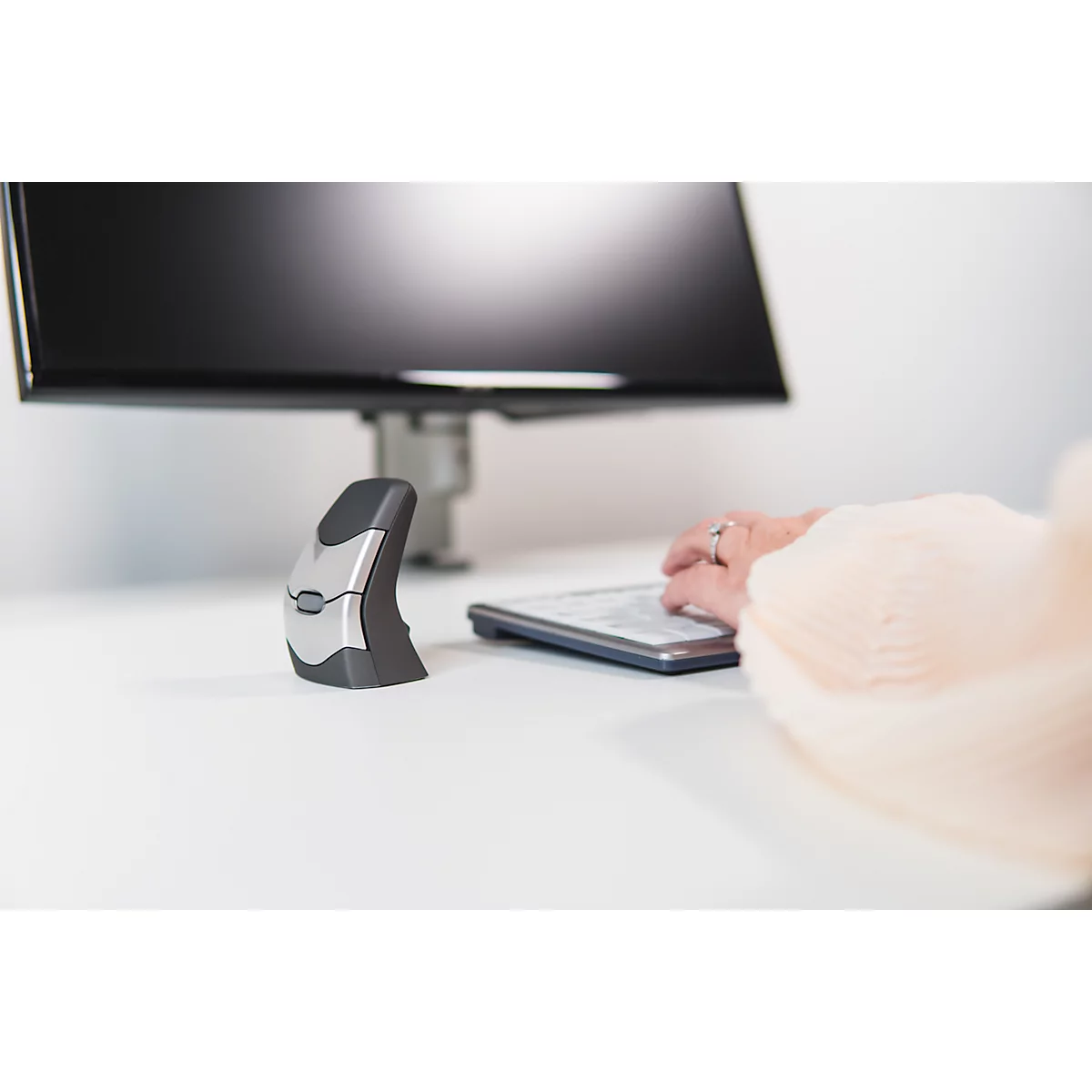 BakkerElkhuizen DXT 2 Precision Mouse Wireless, draadloos, vier DPI niveaus (500, 1000, 1500, 2000), lasersensor, plug &amp; play, ergonomisch, voor rechts- en linkshandigen, B 55 x H 80 x D 44 mm, grijs/zilver