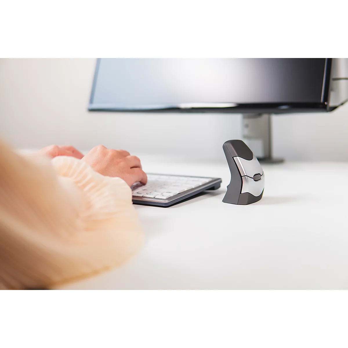 BakkerElkhuizen DXT 2 Precision Mouse Wireless, draadloos, vier DPI niveaus (500, 1000, 1500, 2000), lasersensor, plug &amp; play, ergonomisch, voor rechts- en linkshandigen, B 55 x H 80 x D 44 mm, grijs/zilver