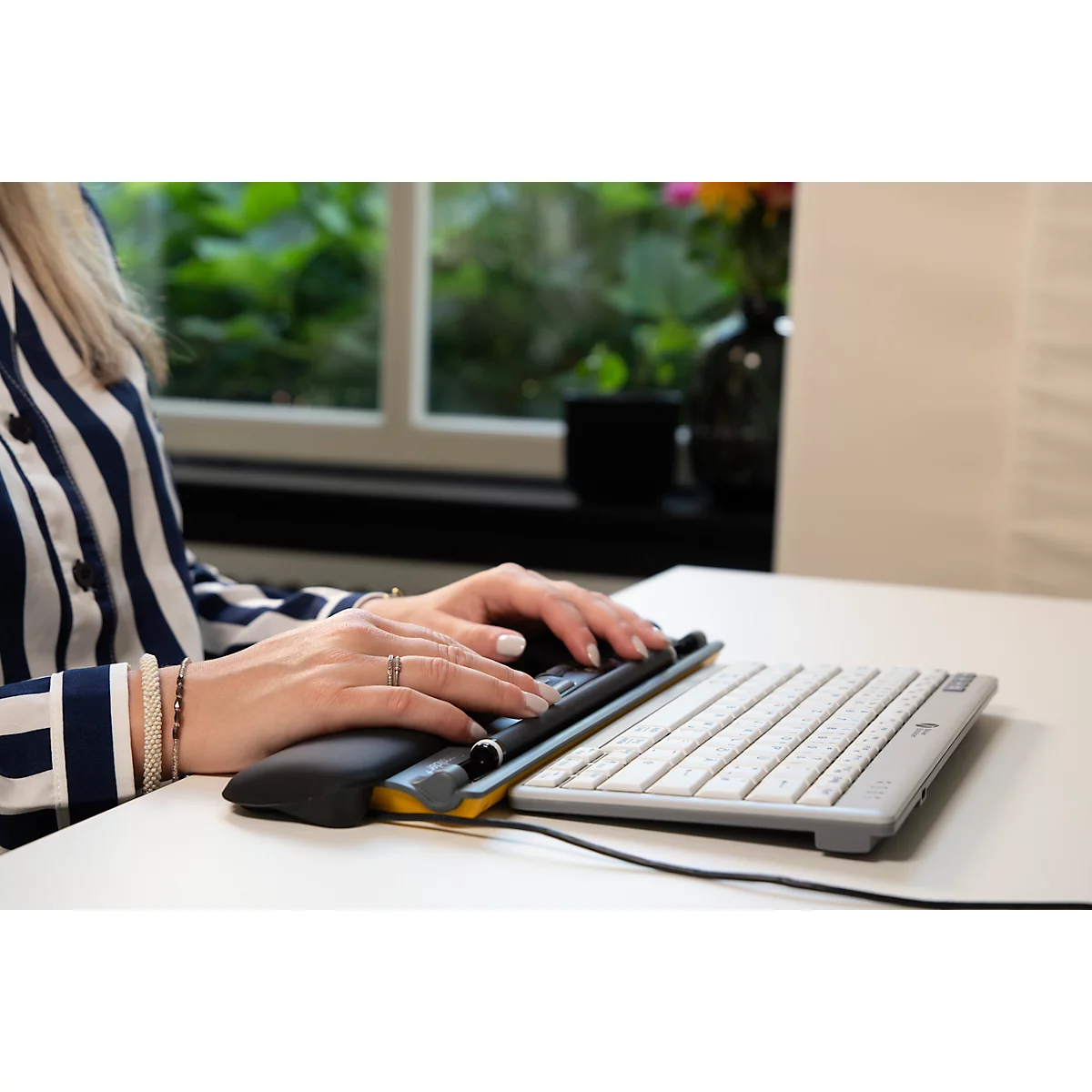BakkerElkhuizen ErgoSlider+ muis, centraal, ergonomisch, bedraad, scrollbalk, 4 knoppen, USB-A/USB-C, zwart-grijs