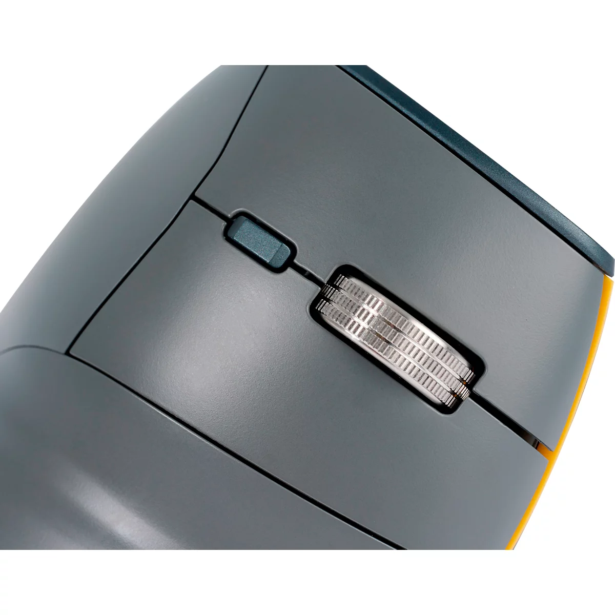 Close-up van een grijze computermuis met een scrollwiel en blauwe knop.