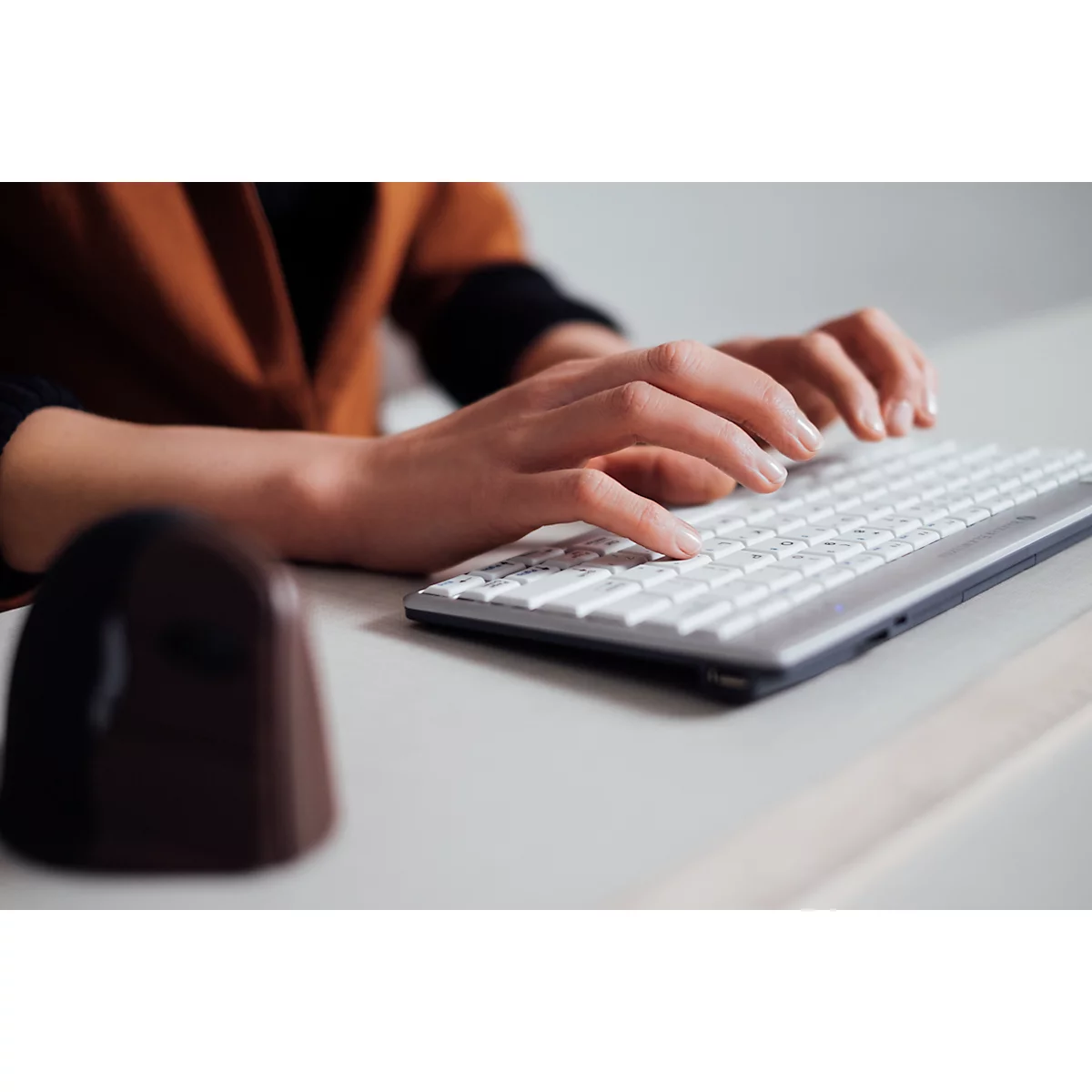 BakkerElkhuizen Tastatur UltraBoard 950 V2 Wireless, Bluetooth, 3 m Reichweite, HotKeys, USB-C, QWERTZ, dunkelgrau/hellgrau