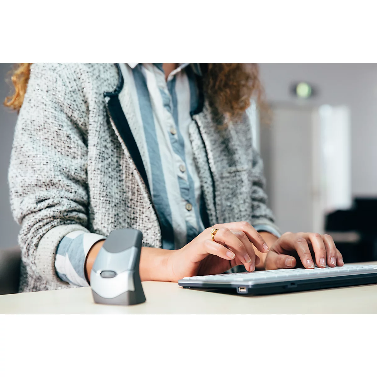BakkerElkhuizen Tastatur UltraBoard 950 V2 Wireless, Bluetooth, 3 m Reichweite, HotKeys, USB-C, QWERTZ, dunkelgrau/hellgrau