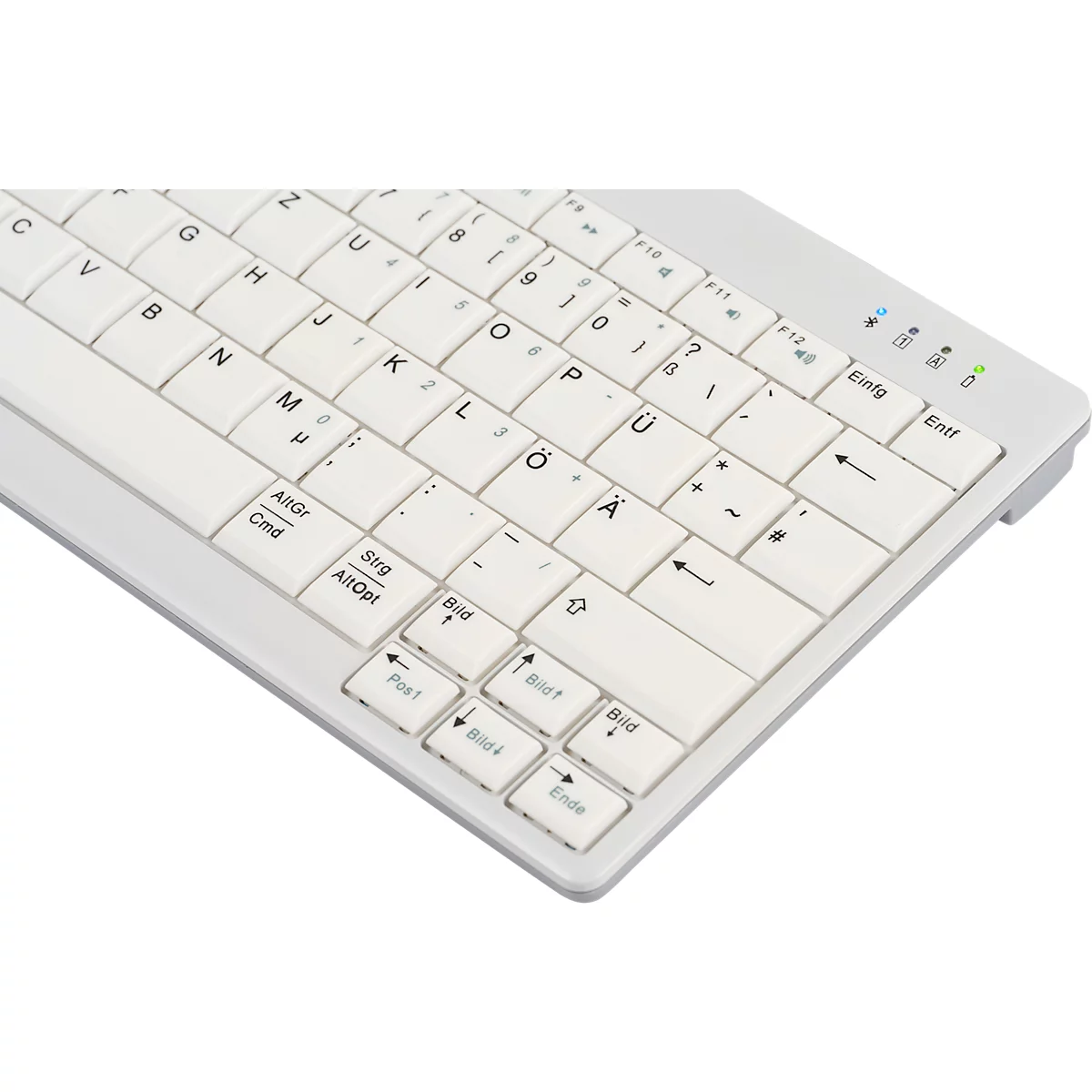 Rückseite einer dunklen Tastatur, die einen Aufkleber mit Produktinformationen zeigt. Auf der Rückseite sind Füße und Schalter angebracht.