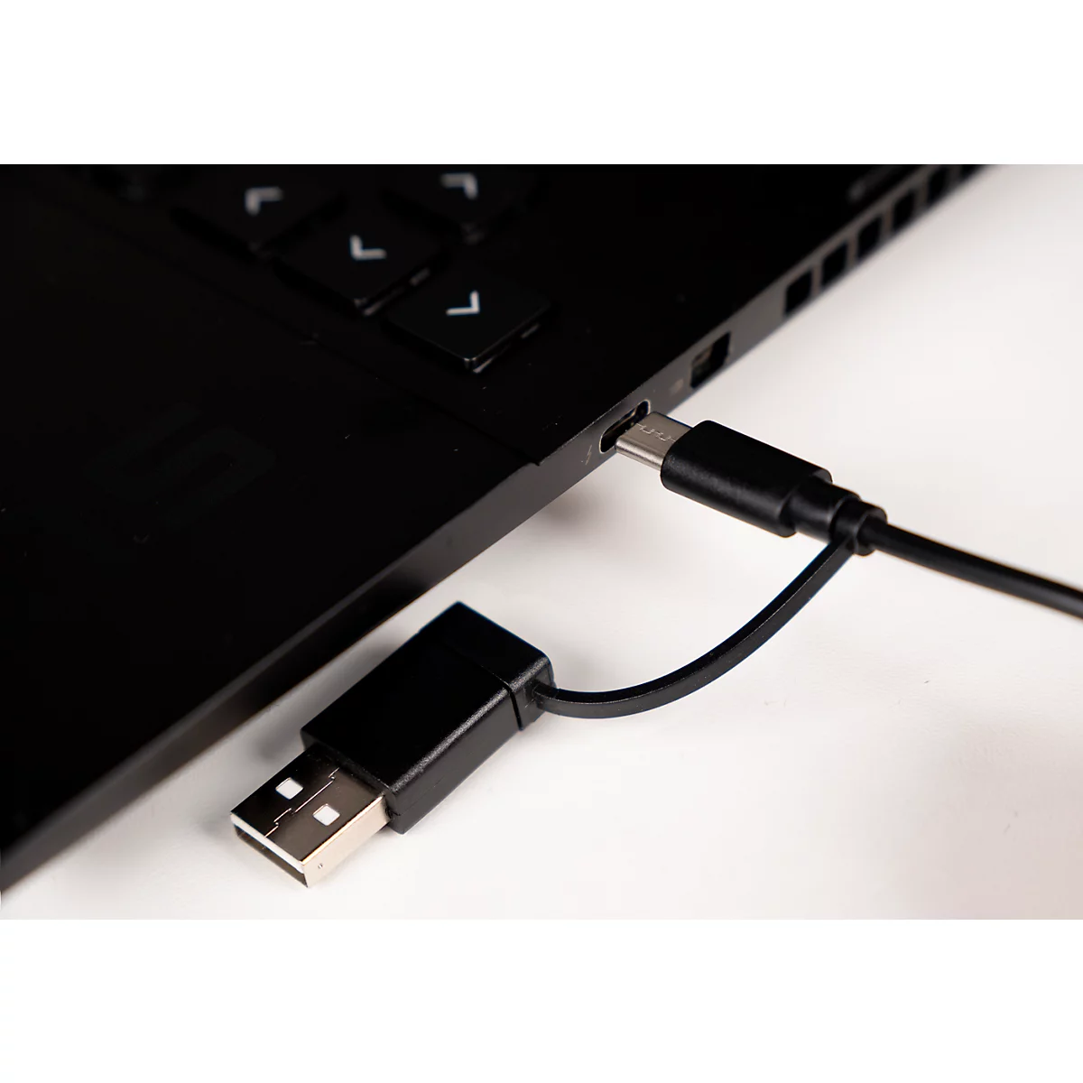 Schwarzes Laptop, USB- und USB-C-Kabel angeschlossen. Die Kabel verbinden das Gerät mit einer Stromquelle.