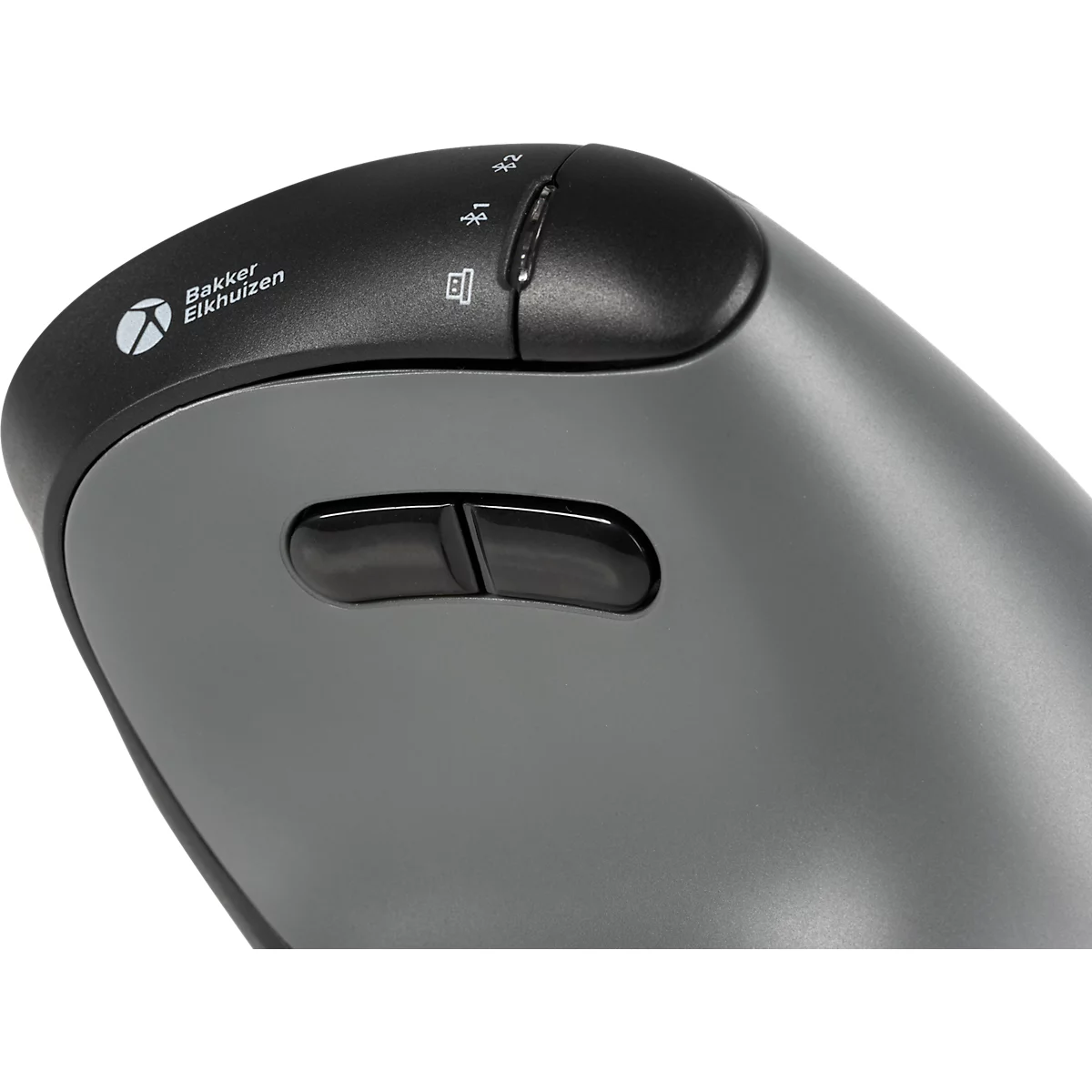 Nahaufnahme einer ergonomischen Maus. Schwarz und Grau, mit zwei Tasten, Logo und Bedienelementen.