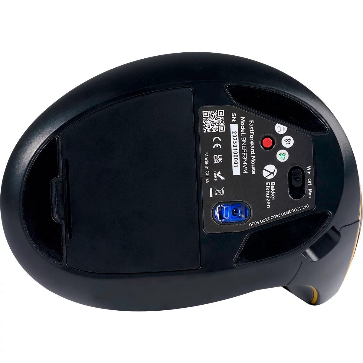 Die Unterseite einer schwarzen, ergonomischen Maus. Details umfassen: Herstellerangaben, Tasten, und Einstellungsregler.