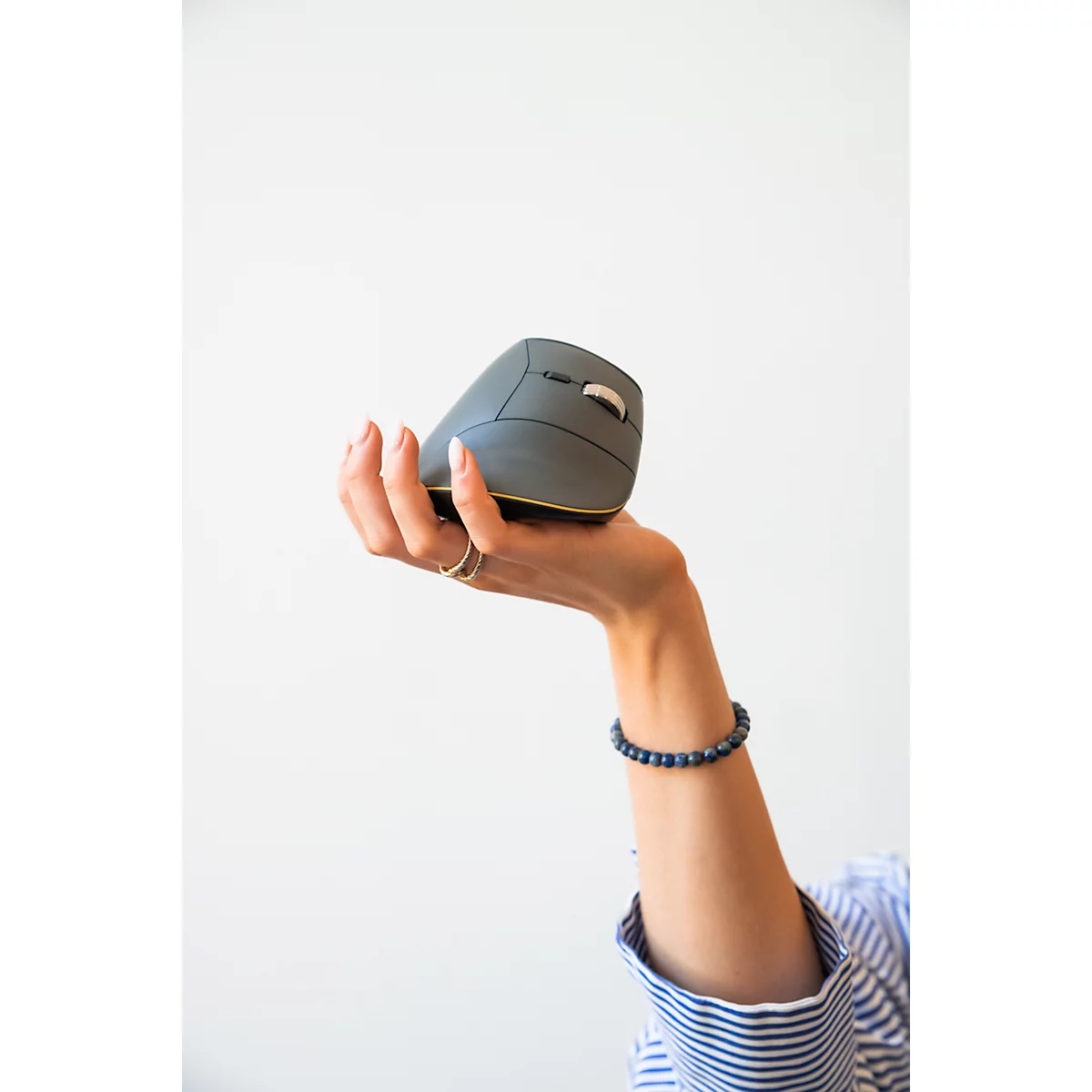 Eine Hand hält eine graue ergonomische Maus. Im Hintergrund weiß.