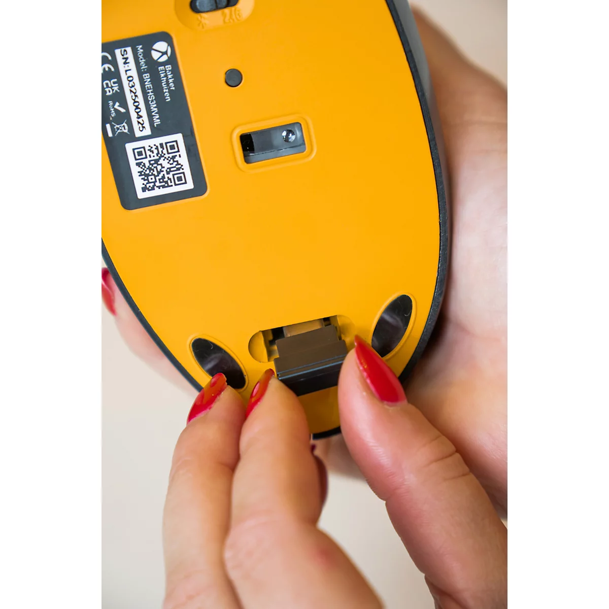 Ergonomische Maus, grau-schwarz mit gelben Akzenten, USB-C-Anschluss, Seitentasten.