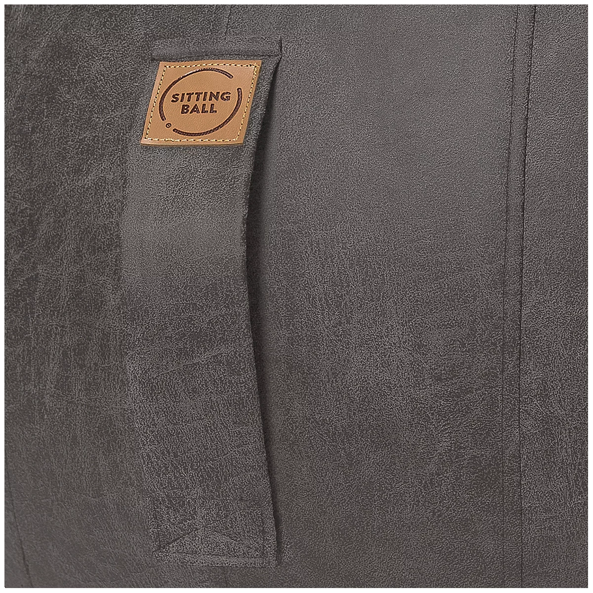 Primer plano de un asiento gris. Una pequeña etiqueta marrón que dice "SITTING BALL" está cosida.