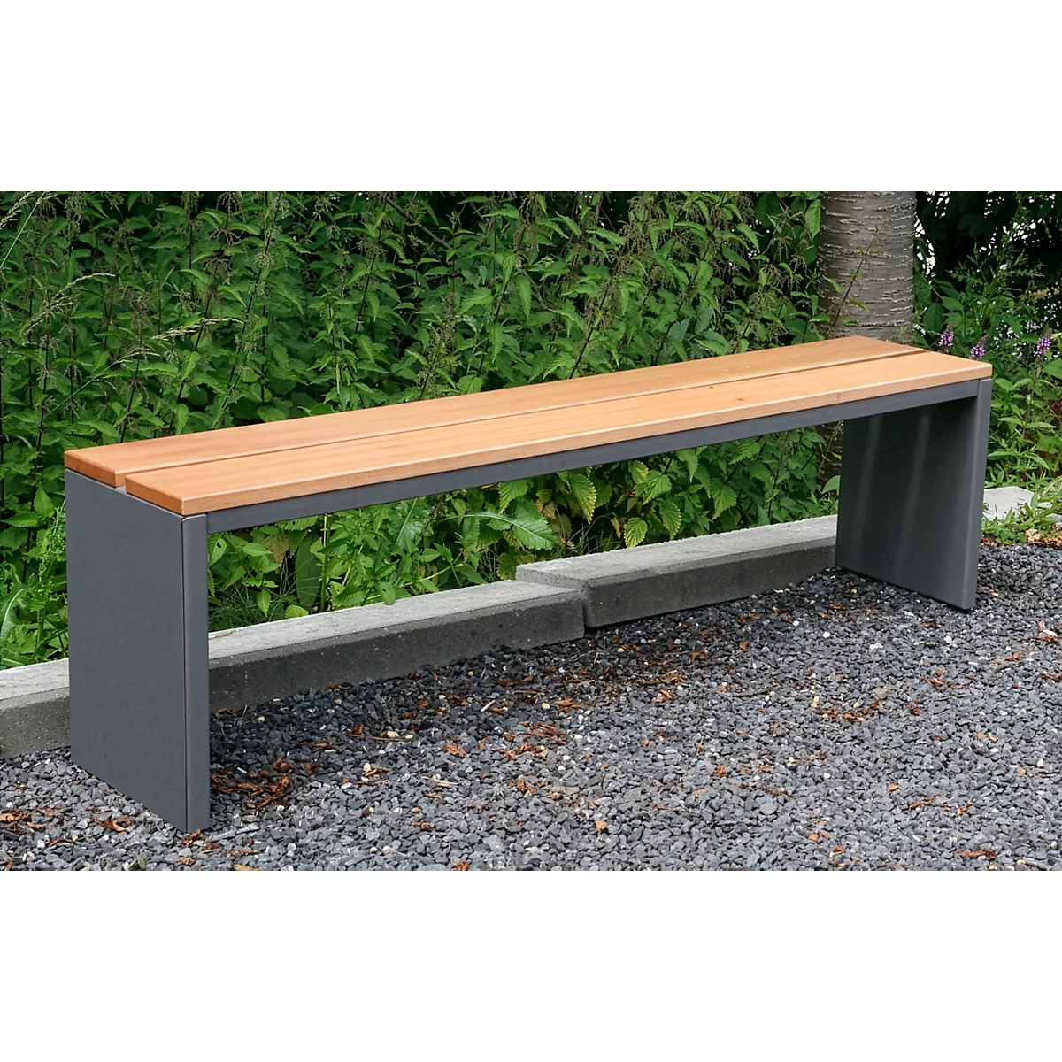 Banc de jardin moderne avec assises en bois, pieds gris, devant un fond vert. Gravier au sol.