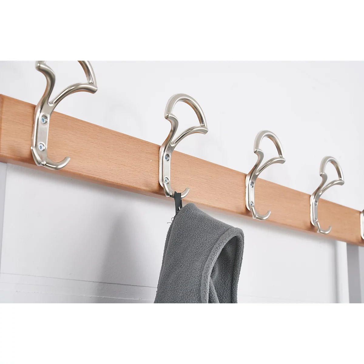 Banc de vestiaires avec dossier et crochets L 2000 mm