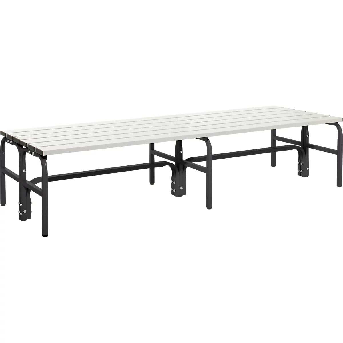Un long banc blanc avec une assise à lattes et un cadre en métal noir. Le banc est autoportant.