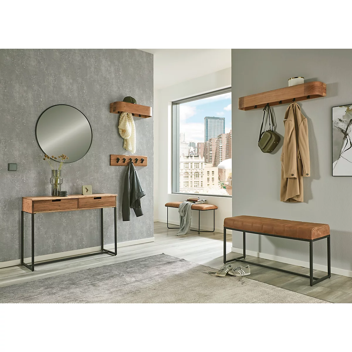 Banc beige avec assise côtelée et cadre en métal noir.