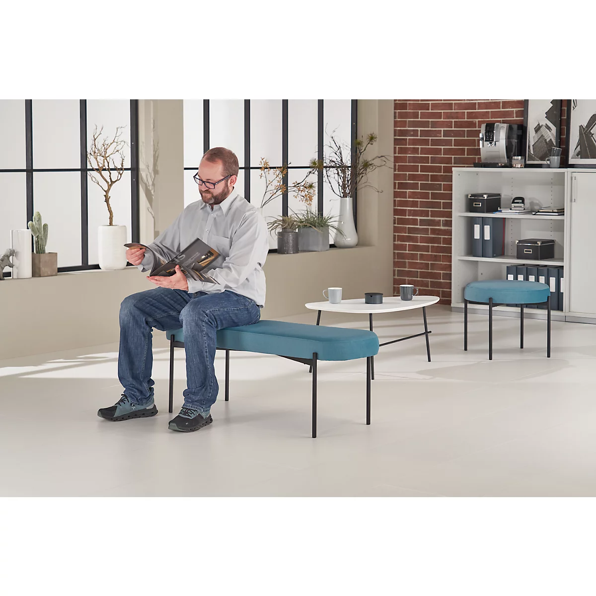 Banc meet® by Paperflow GAIA, ovale L, revêtement tissu bleu, piètement 4 pieds noir mat, L 1180 x P 420 x H 455 mm