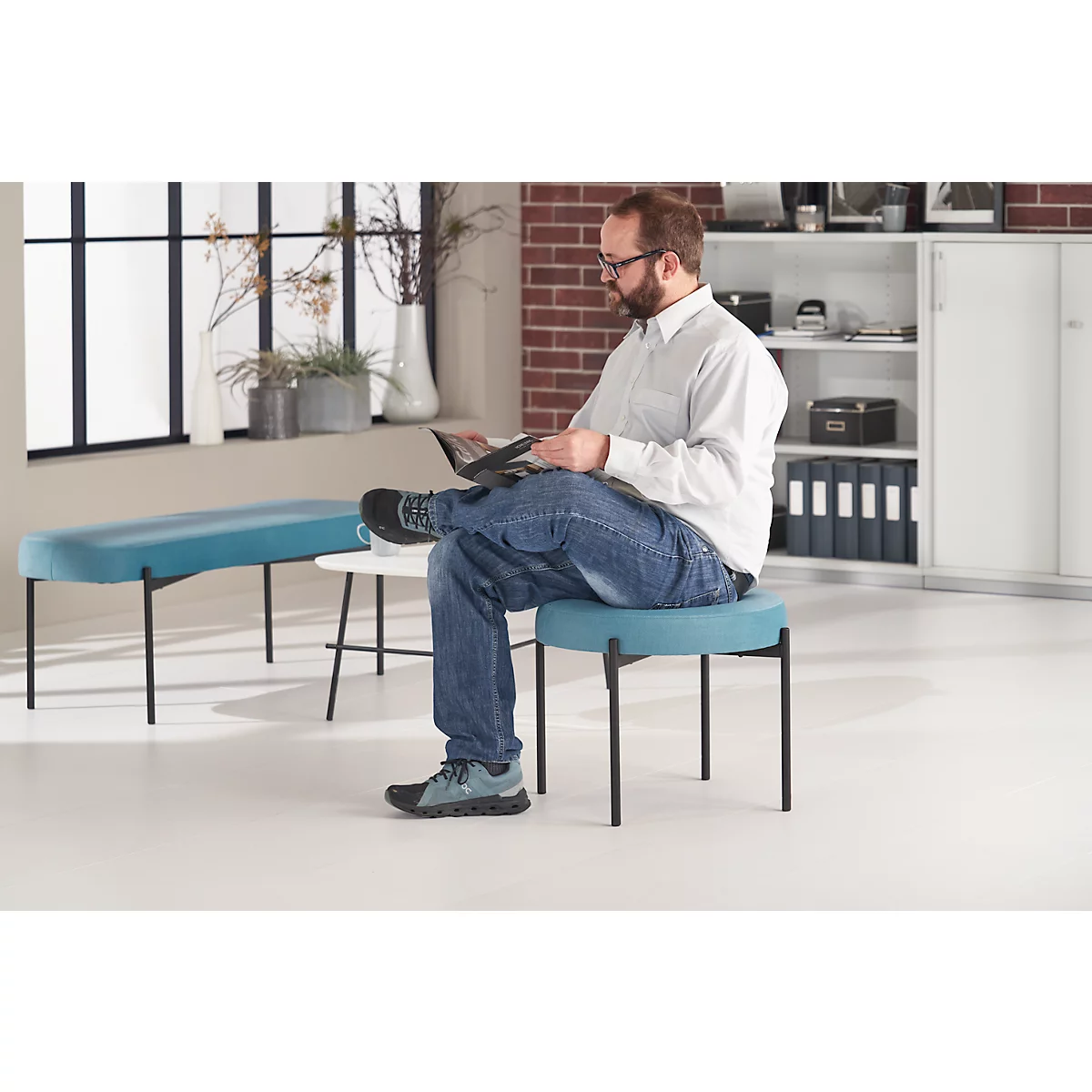 Banc meet® by Paperflow GAIA, rond, revêtement tissu bleu, piètement 4 pieds noir mat, L 575 x P 575 x H 455 mm
