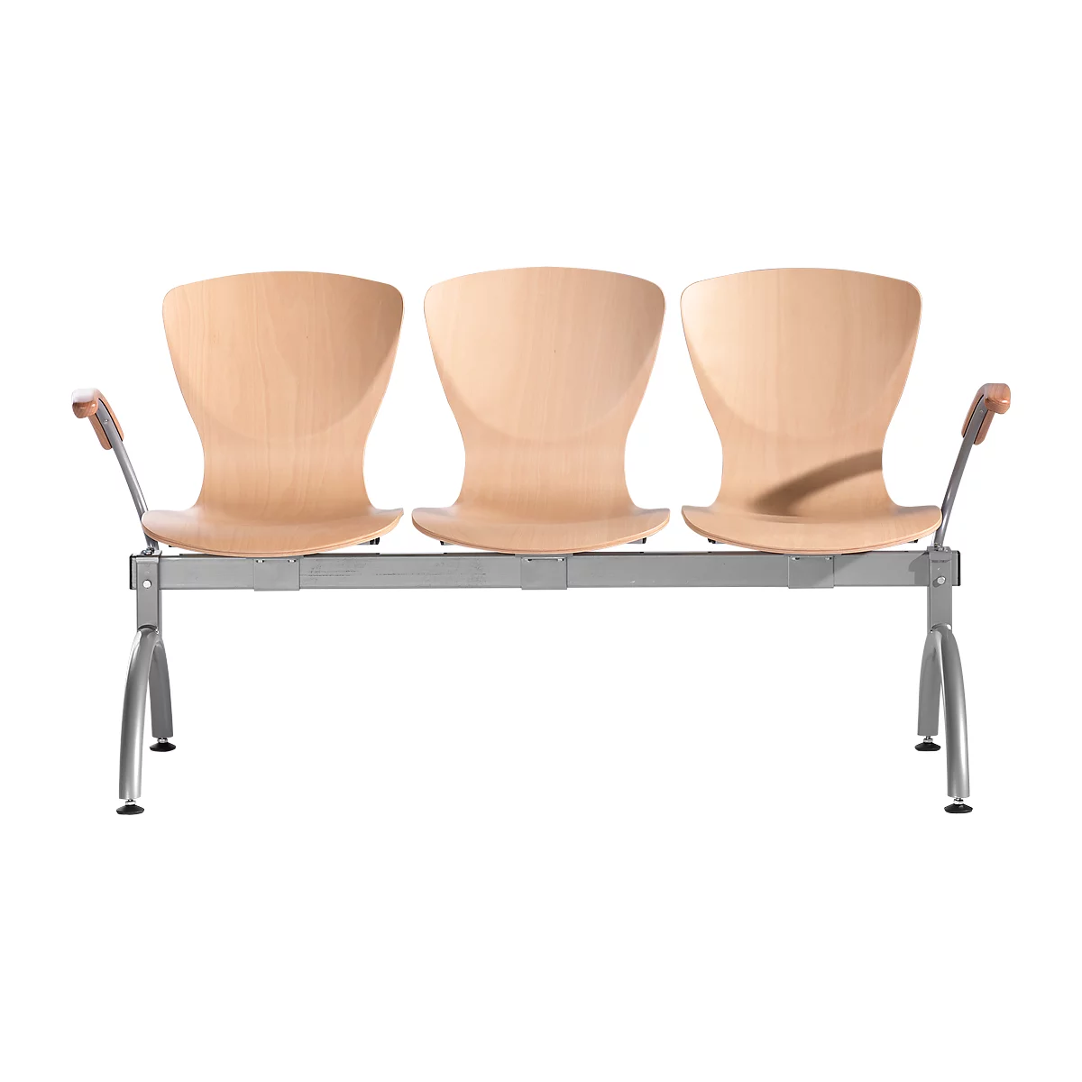 Banco de tres plazas con respaldos de madera clara y curvada. El asiento y el marco son metálicos.