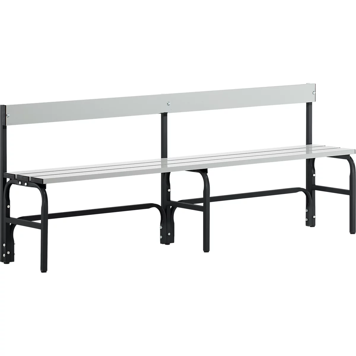 Un banco de parque gris con respaldo y patas de metal negro.