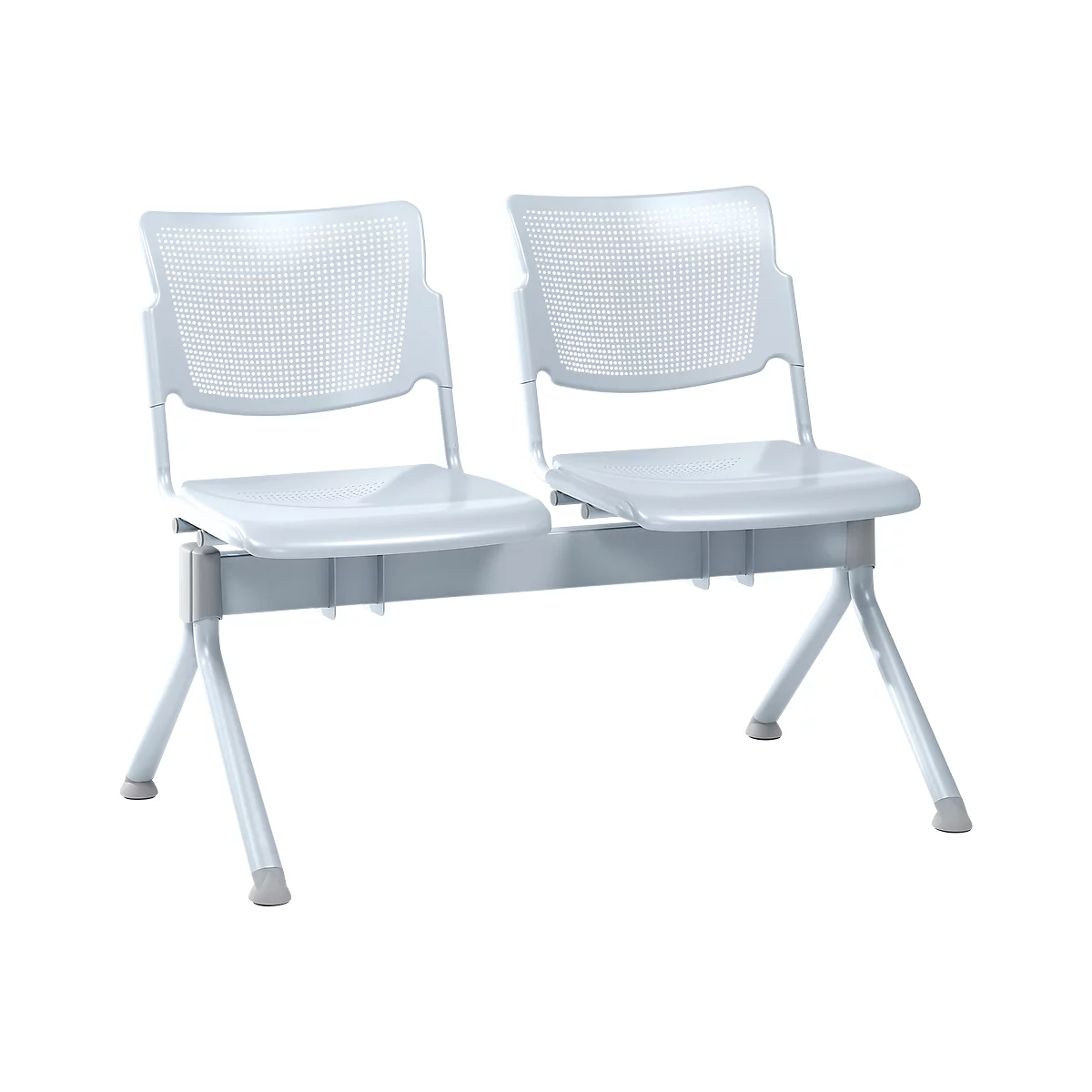 Dos sillas claras y vacías con respaldos de malla abierta, conectadas por una barra de metal.