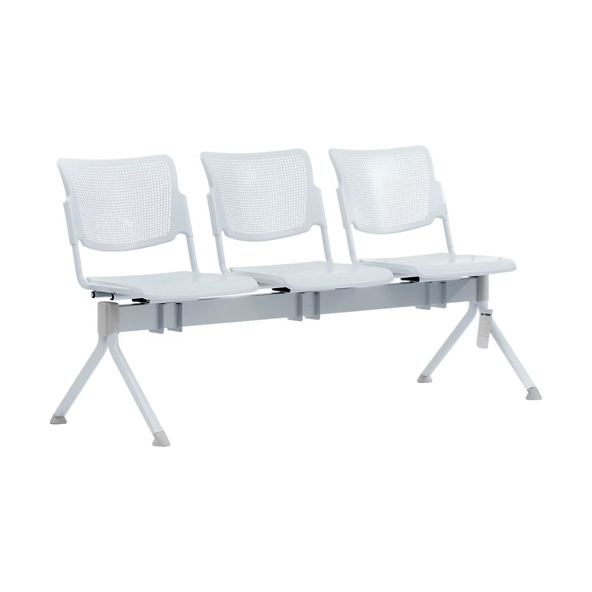 Tres sillas blancas con respaldos de malla y patas de metal. Están dispuestas una al lado de la otra y conectadas por un asiento común.