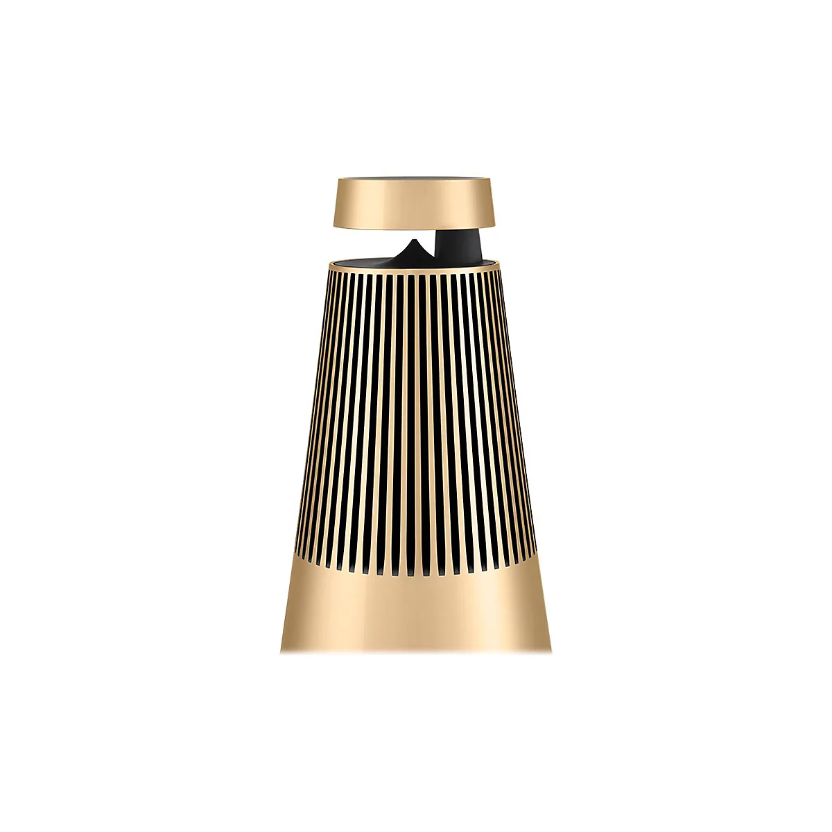 Goldener Bang & Olufsen Lautsprecher mit Lamellen-Design auf weißem Hintergrund.