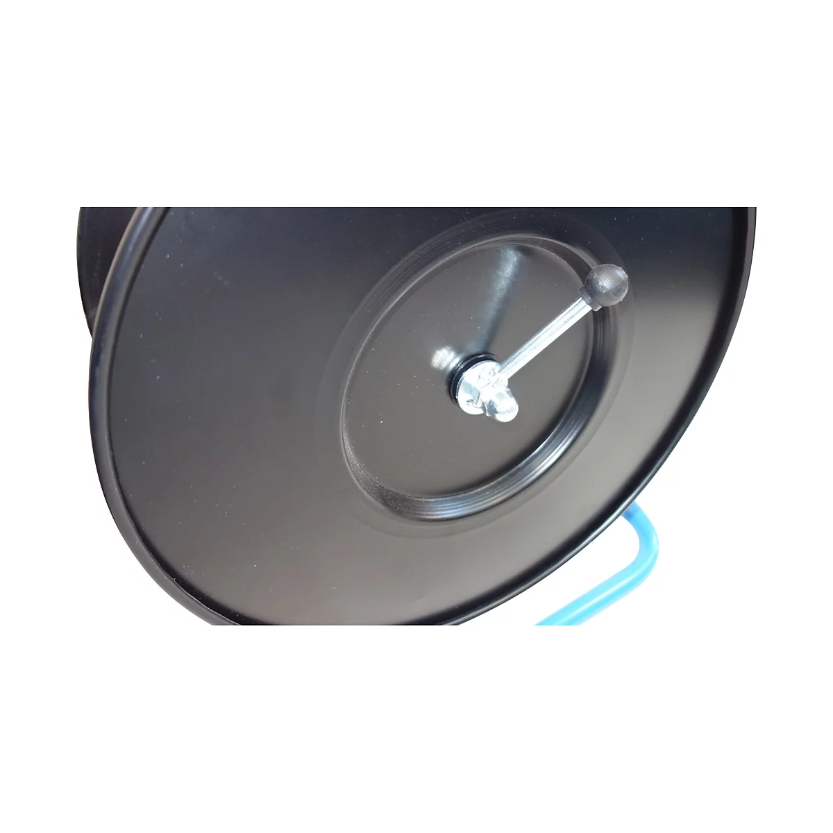 Nahaufnahme der schwarzen Spulenseite einer Kabeltrommel mit einem Kurbelgriff aus Metall.