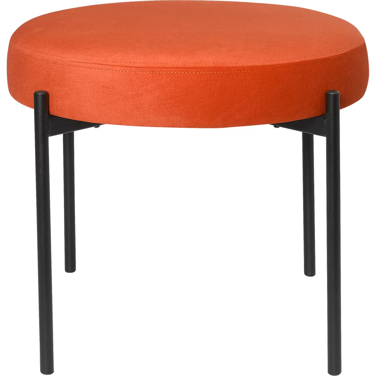 Ronde, oranje kruk met zwarte metalen poten. De zitting is gewatteerd en de poten staan in een hoek naar buiten.
