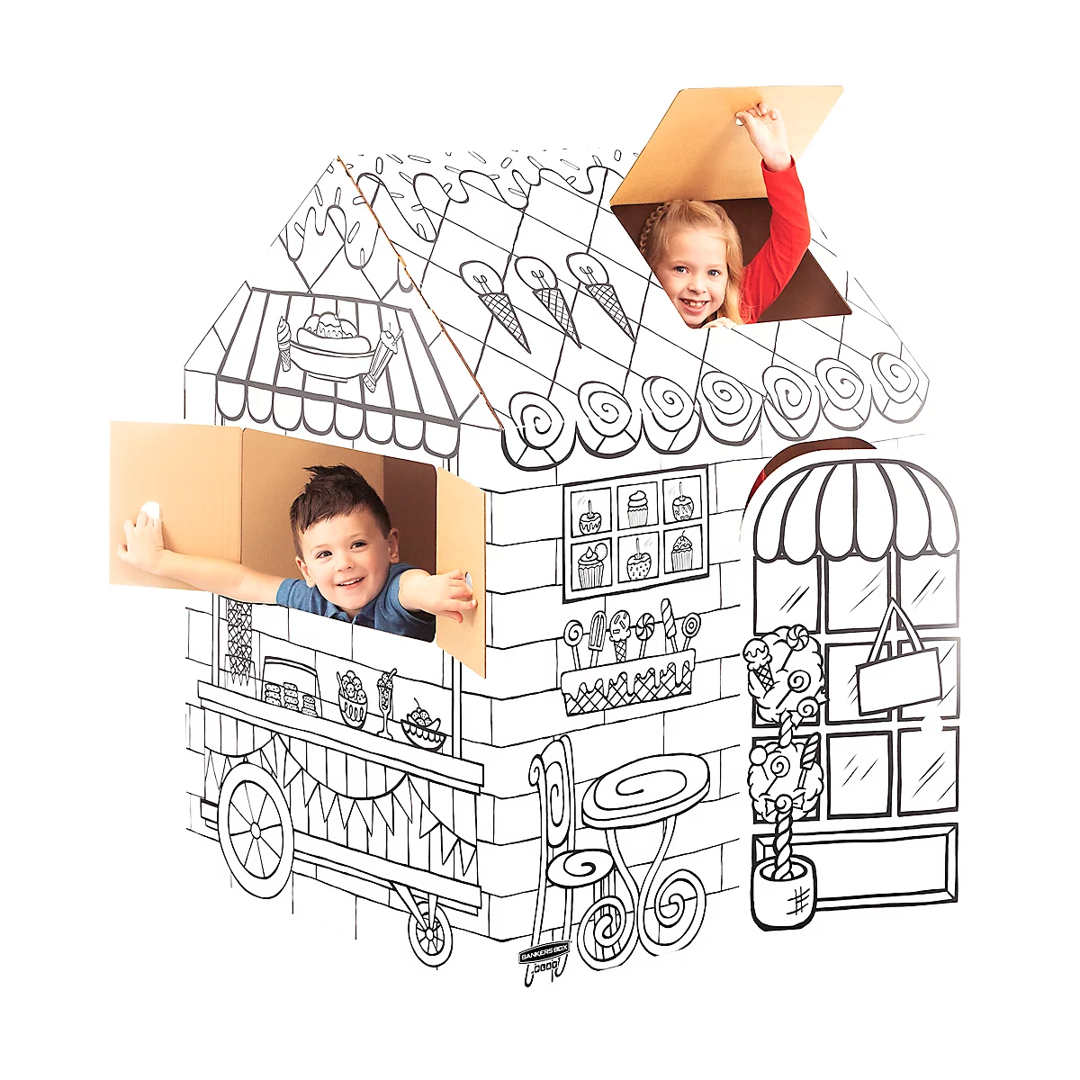 Deux enfants sourient depuis une maison de jeu en carton peinte comme un camion de crème glacée. Un enfant lève la main.