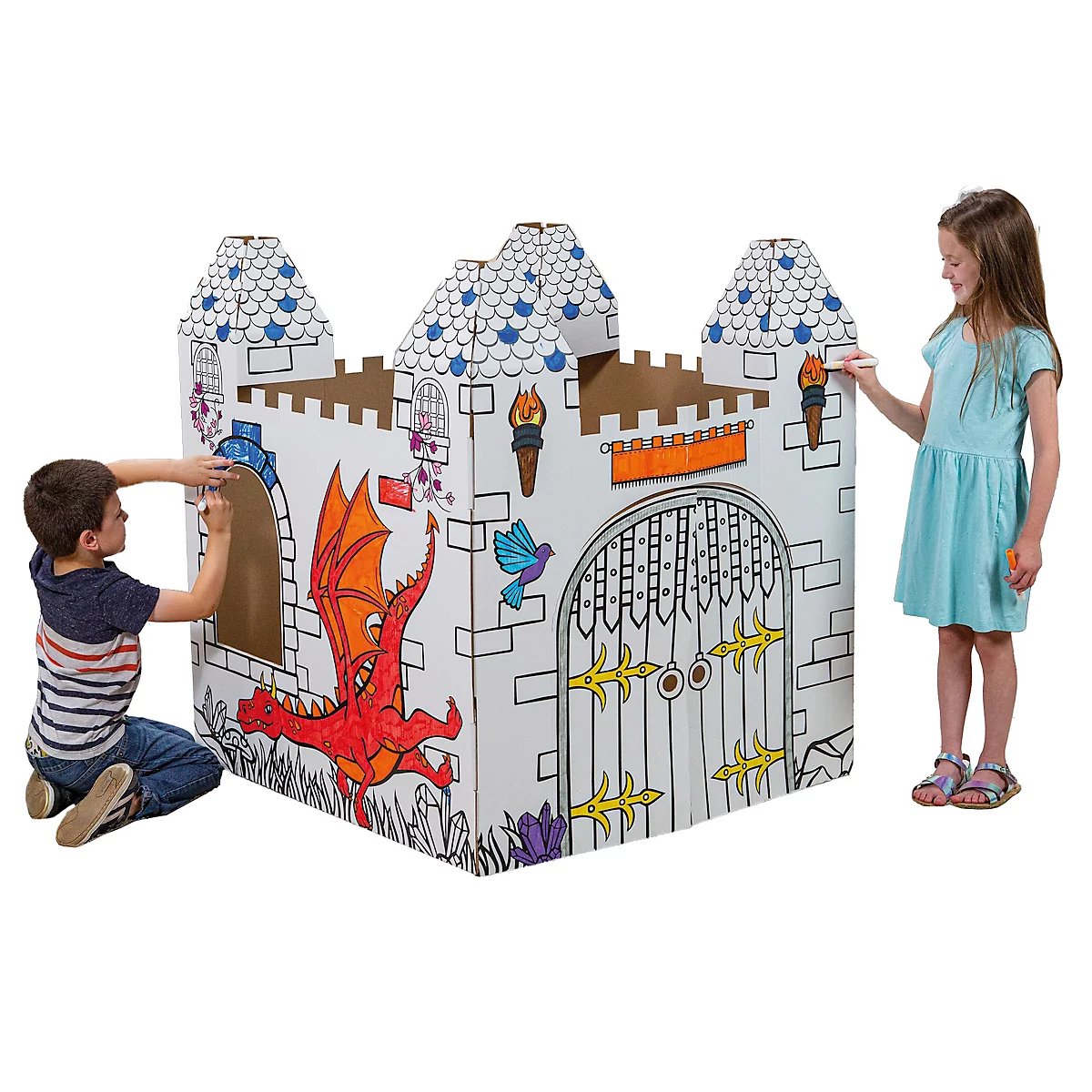Zwei Kinder malen ein Pappschloss an. Das Schloss ist mit einem Drachen und floralen Elementen verziert.
