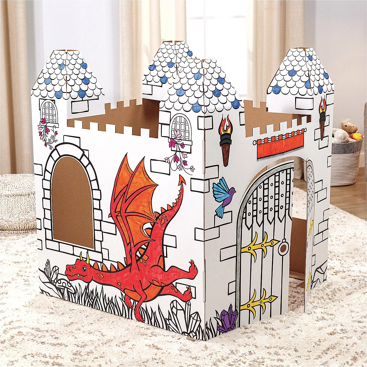 Karton kasteel speelhuis met een rode draak en een poort. De achtergrond is beige.