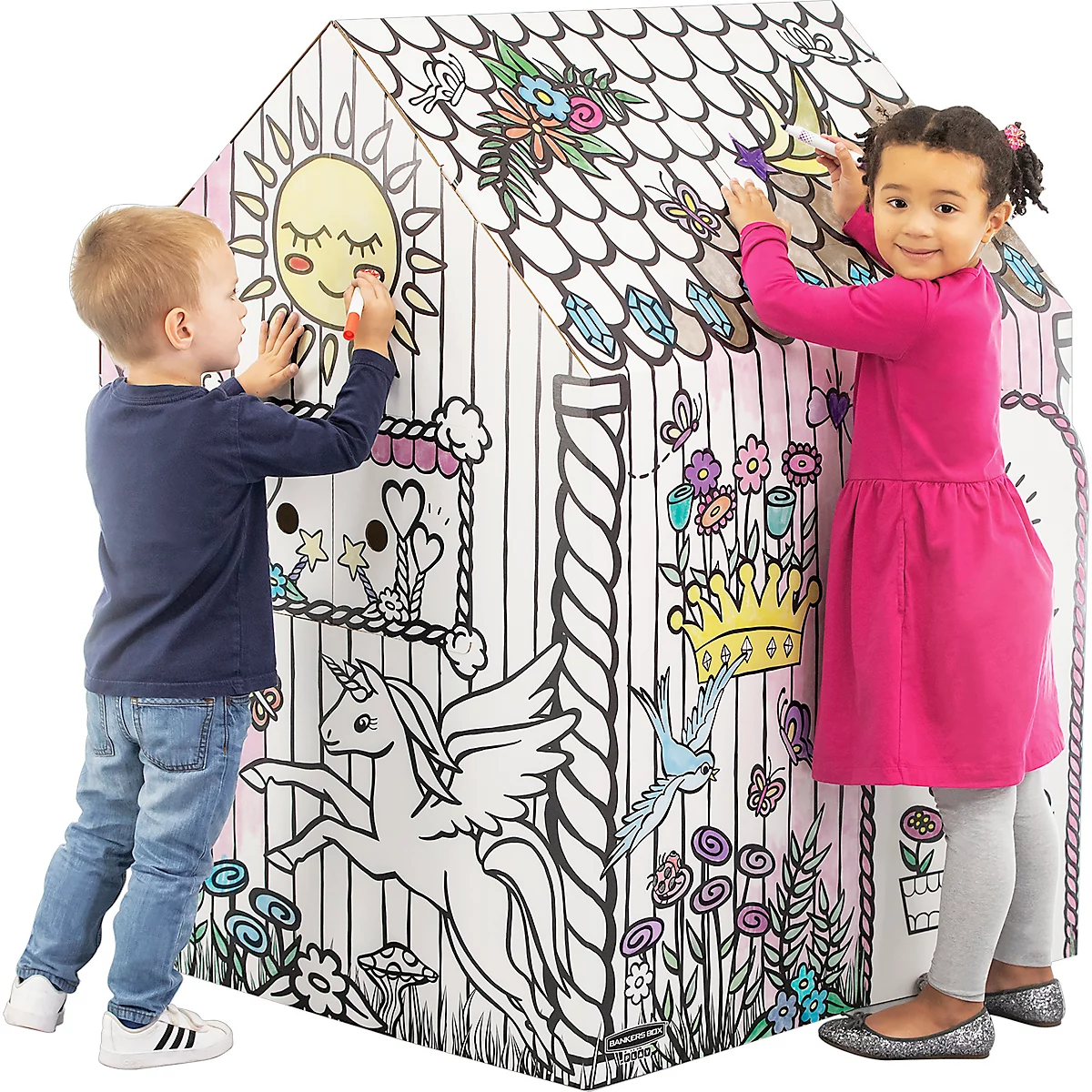 Twee kinderen kleuren een wit speelhuis met viltstiften. Het huis is voorzien van contouren van bloemen, een eenhoorn en een zon.