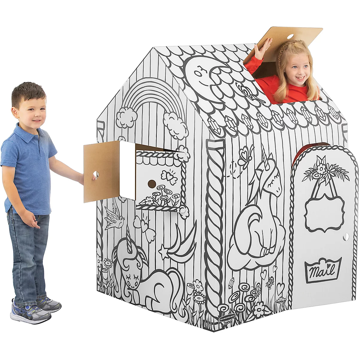 Een jongen opent een brievenbus naast een beschilderbaar speelhuisje, waarin een meisje uit het dakraam kijkt.