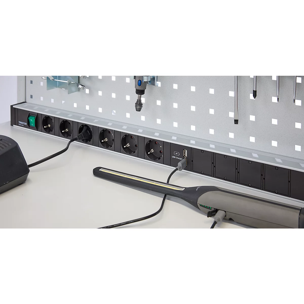 Barre d'énergie 836/1 pour tables de travail Treston, 6 prises, 1x interrupteur, 2x USB type A