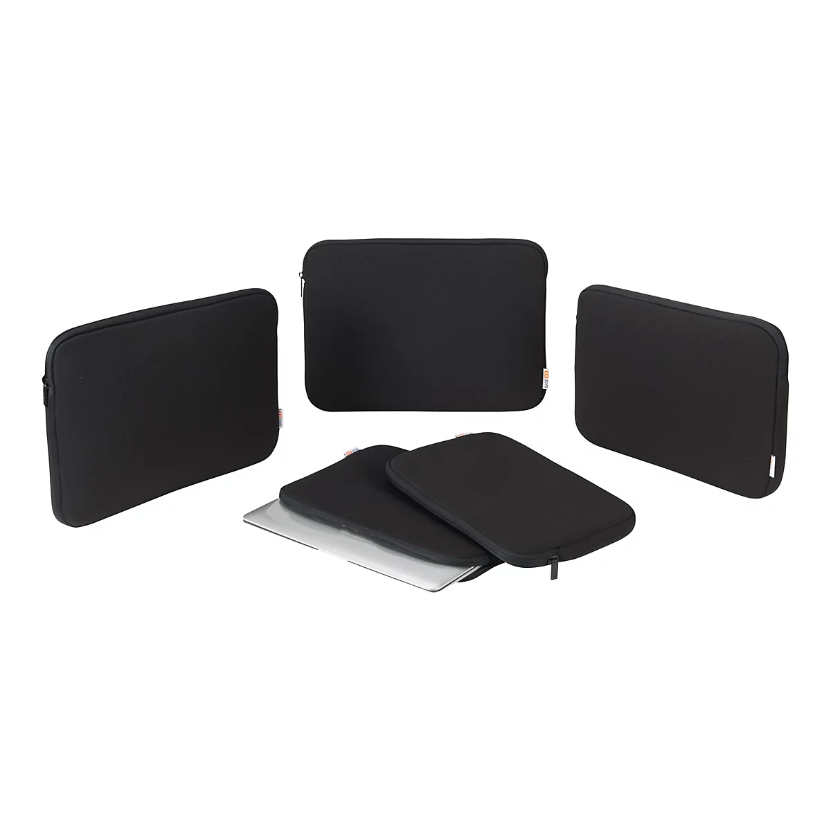 Mehrere schwarze Laptop-Taschen, teilweise geöffnet mit einem Laptop, vor weißem Hintergrund.