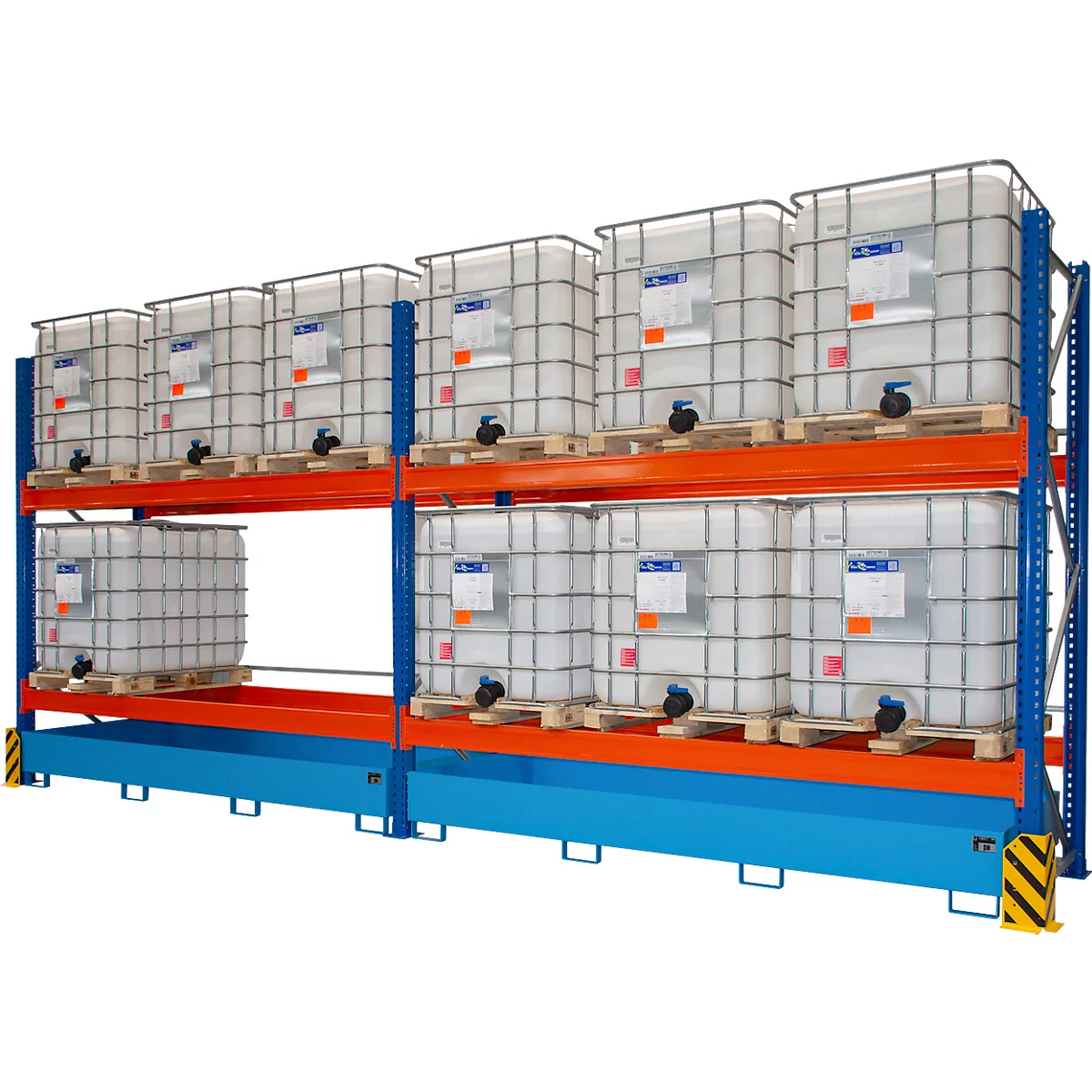 Meerlaags opslagrek met IBC-containers. Witte tanks in draadframes, opgeslagen op pallets, in een magazijn.