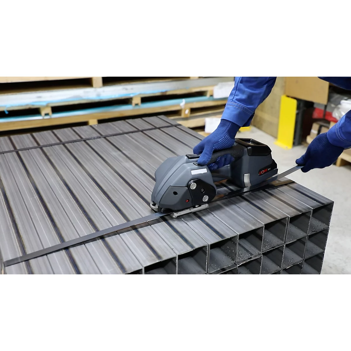 Batterij-omsnoeringsapparaat BW-ST, voor staalband met B 13-19 mm &amp; dikte 0,38-0,63 mm, trekkracht 1000-5500 N, touchscreen, selecteerbare modi, zwart