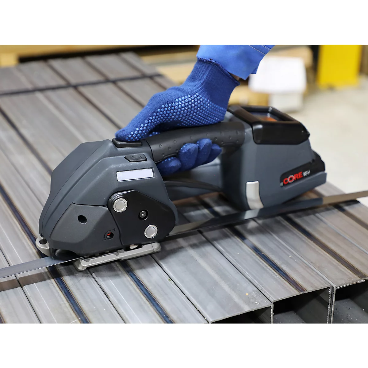Batterij-omsnoeringsapparaat BW-ST, voor staalband met B 13-19 mm &amp; dikte 0,38-0,63 mm, trekkracht 1000-5500 N, touchscreen, selecteerbare modi, zwart