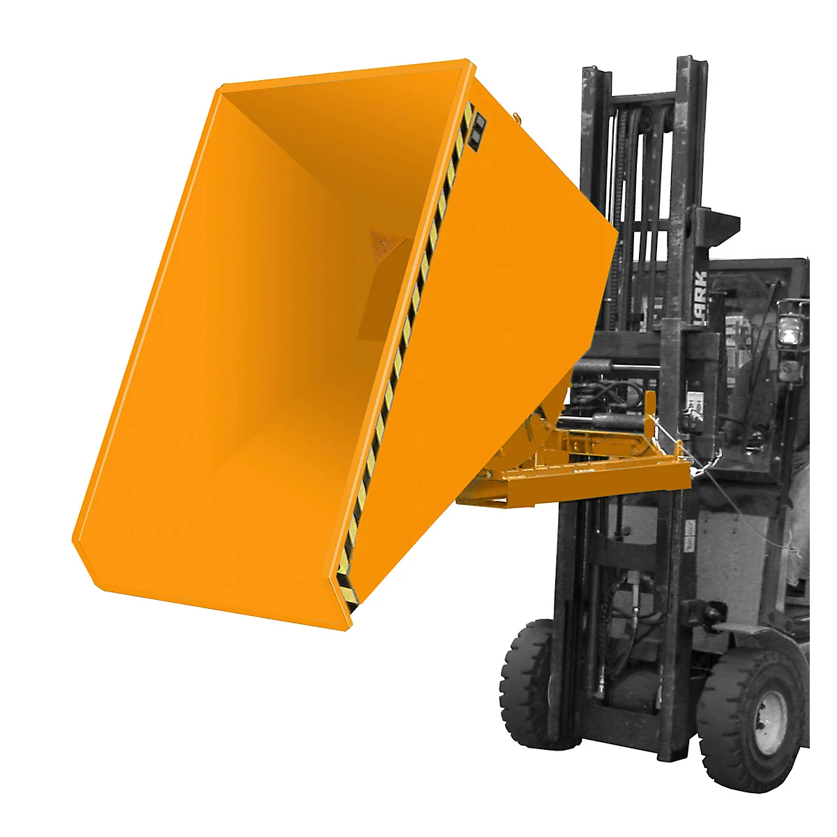 Une benne basculante jaune est maintenue par un chariot élévateur. Le conteneur a un bord rayé noir et jaune.