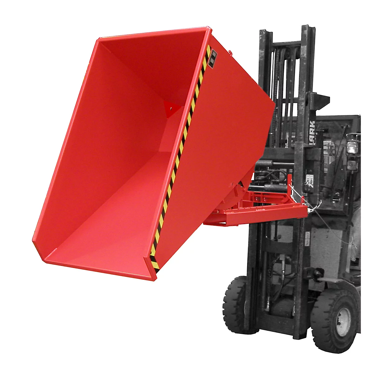 Benne basculante rouge fixée à un chariot élévateur. Le conteneur a des rayures d'avertissement noires et jaunes.